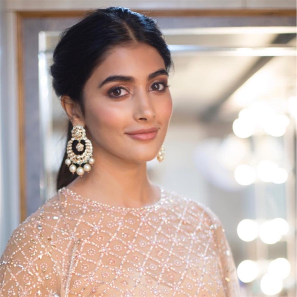 Pooja Hegde Hot Pics Wallpapers