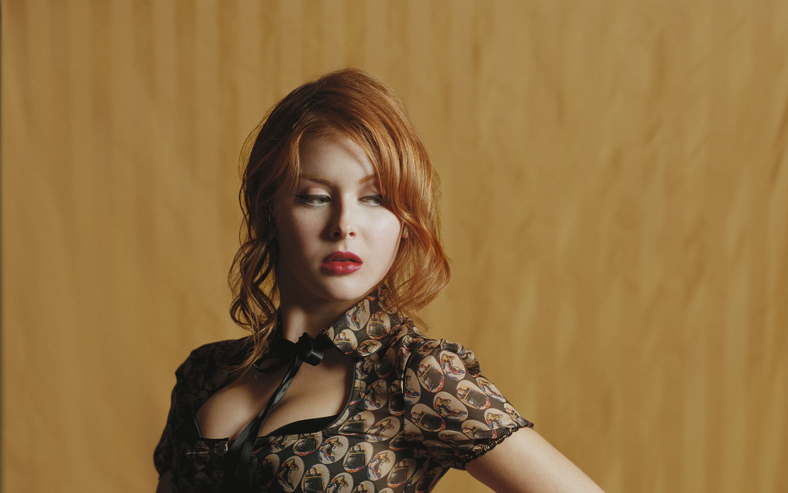 Renee Olstead Sexy Wallpapers