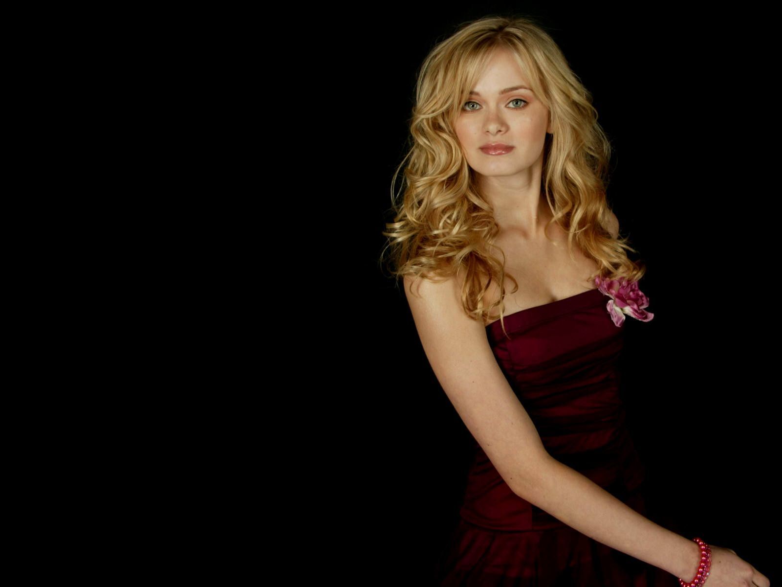 Sara Paxton Pics Wallpapers