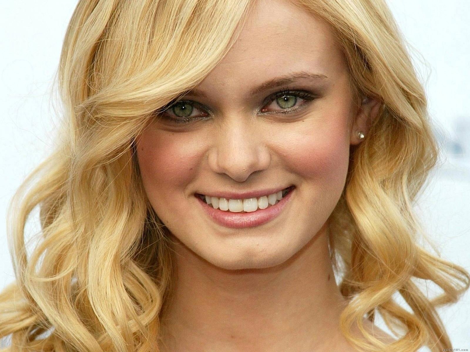 Sara Paxton Pics Wallpapers