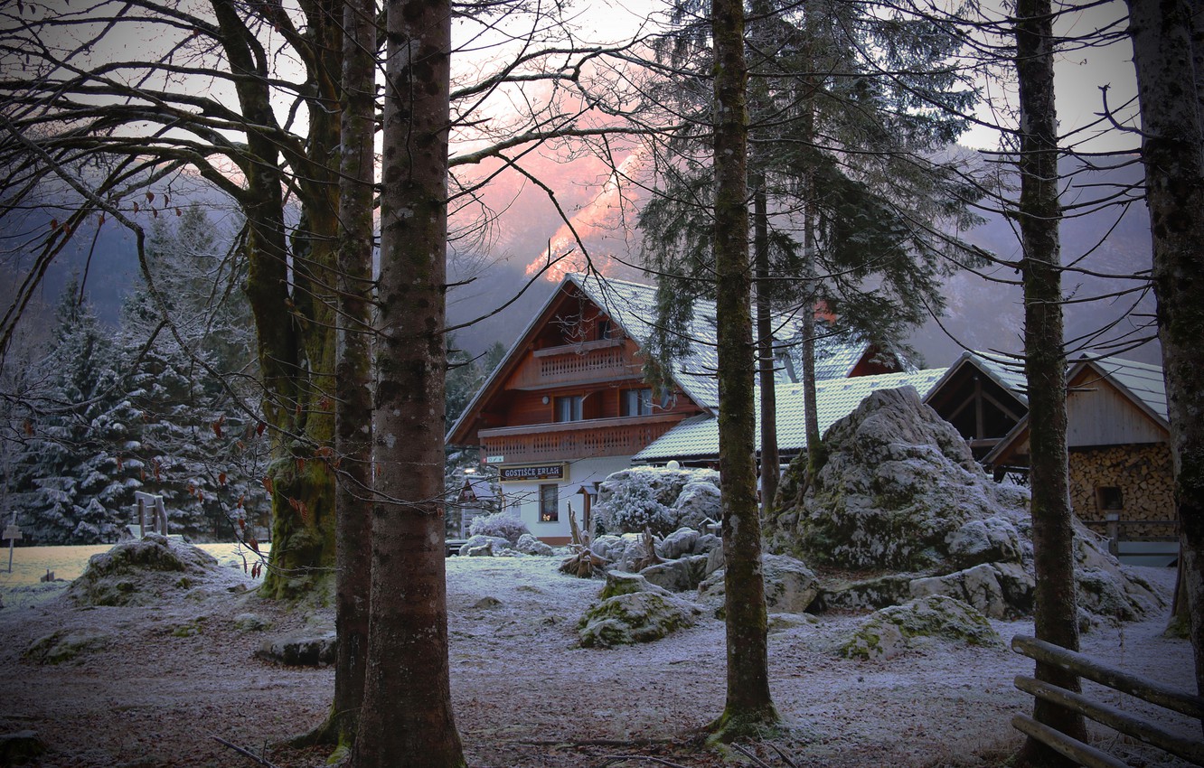 Snowy Cottages Wallpapers