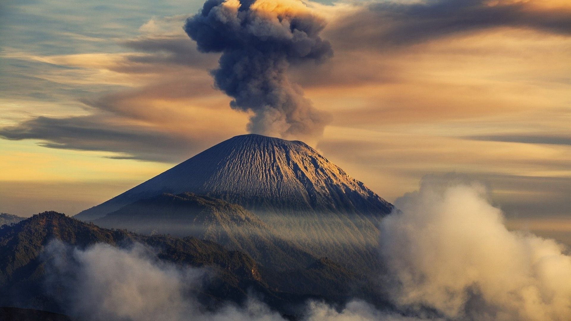 Volcanic Eruptions Wallpapers