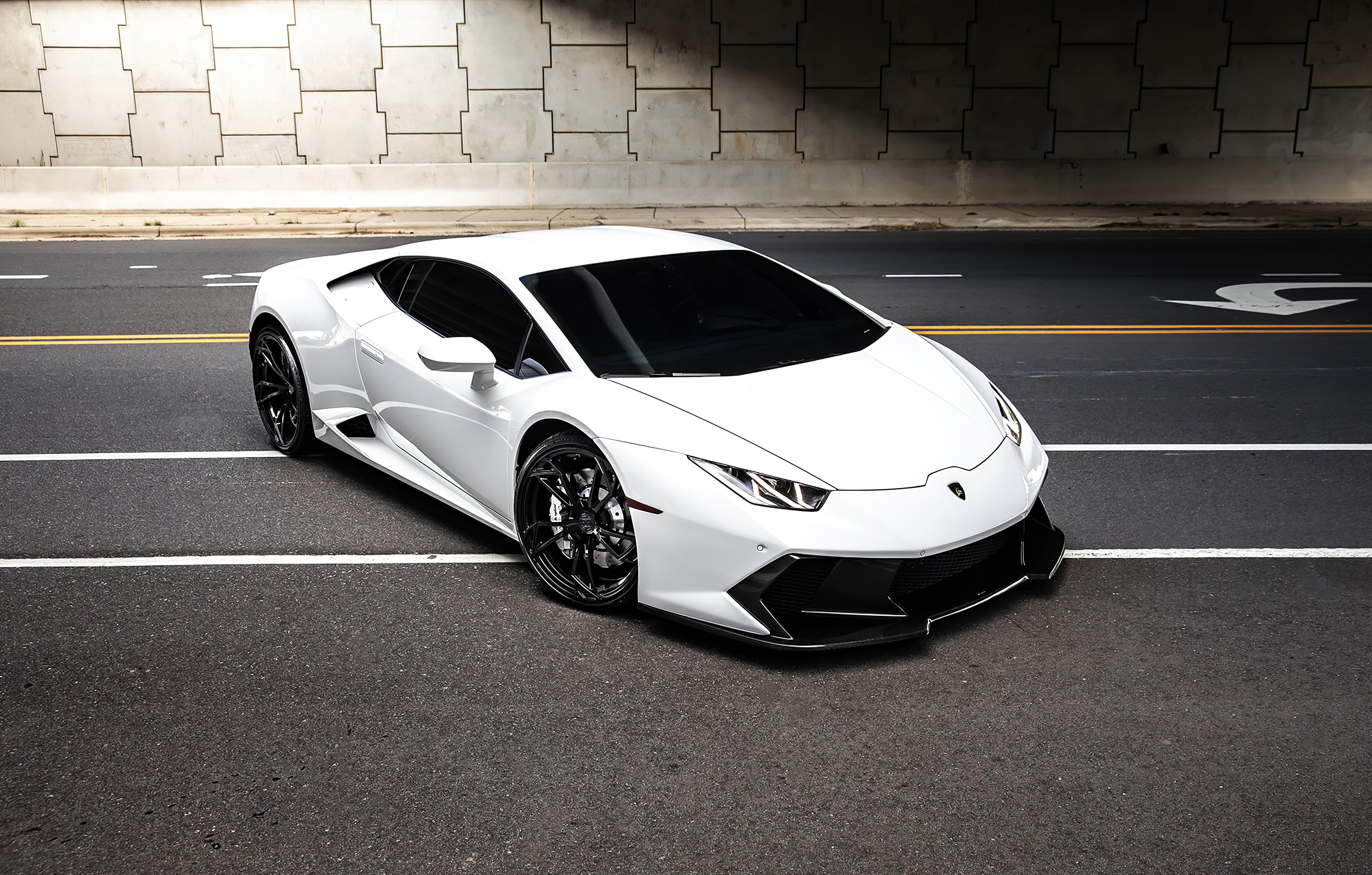 White Lambo Huracan Wallpapers