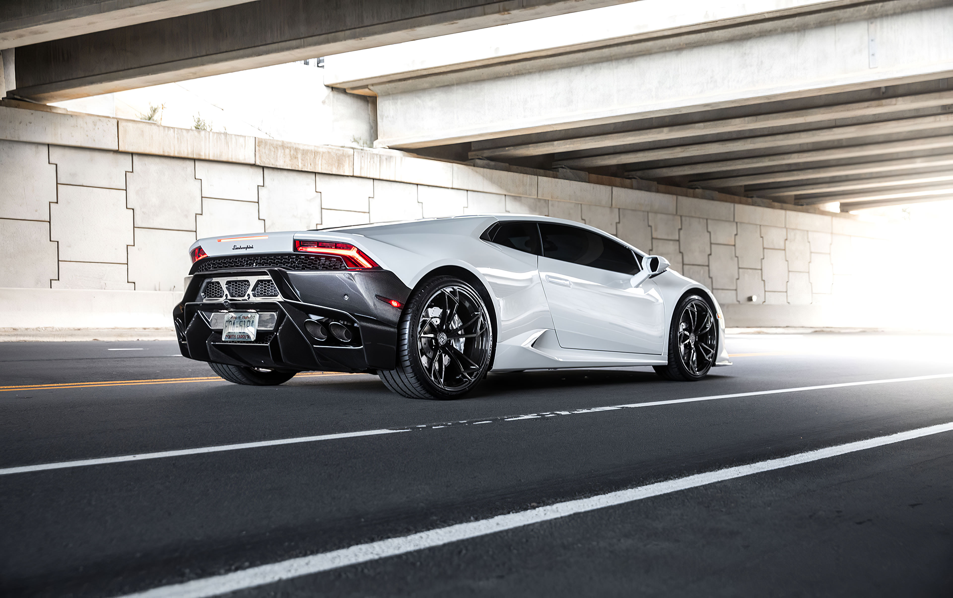 White Lambo Huracan Wallpapers